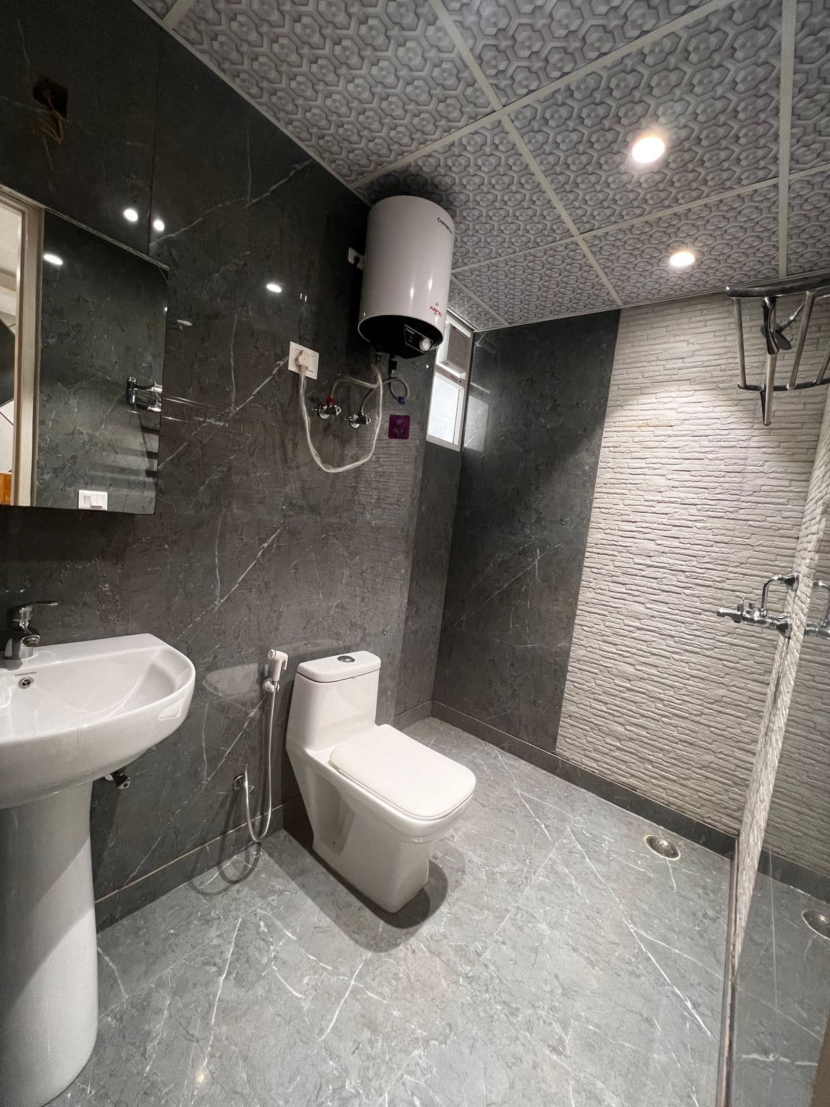 Semi-Furnished 3 BHK Flats for Rent in Indirapuram — photo 2